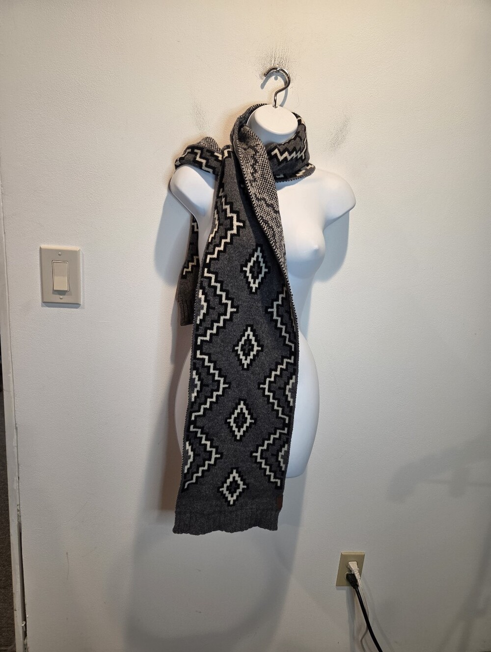 Pendleton Unisex Wool Gray/black Geometric Pattern Scarf